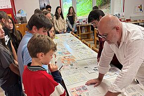 Jean-David Morvan rencontre les élèves du collège et leurs professeurs Jeff Laroumagne et Frédérique Rouch - Agrandir l'image, fenêtre modale