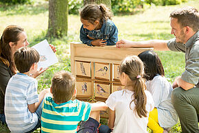 Un groupe d'enfants apprenant à reconnaître les oiseaux - Agrandir l'image, fenêtre modale