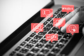 <a href="https://www.freepik.com/free-photo/social-media-troll-harassing-people-social-media_13463116.htm#query=harc%C3%A8lement%20num%C3%A9rique&position=0&from_view=search&track=ais">Image by rawpixel.com</a> on Freepik - Agrandir l'image, fenêtre modale