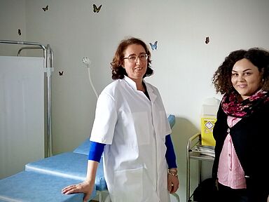 Nathalie SIREYJOL, sage-femme (en blouse), et Johanna BARON, secrétaire