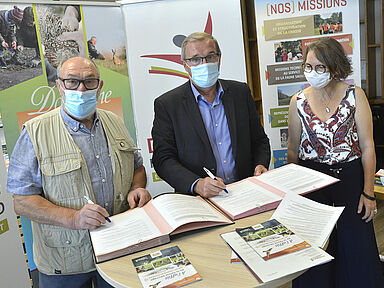 Michel Amblard, président de la Fédération des chasseurs de la Dordogne, Germinal Peiro, Président du Conseil départemental de la Dordogne et Sylvie Chevallier, vice-présidente du Département chargée du tourisme et de la promotion du Périgord