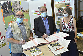 Michel Amblard, président de la Fédération des chasseurs de la Dordogne, Germinal Peiro, Président du Conseil départemental de la Dordogne et Sylvie Chevallier, vice-présidente du Département chargée du tourisme et de la promotion du Périgord - Agrandir l'image, fenêtre modale